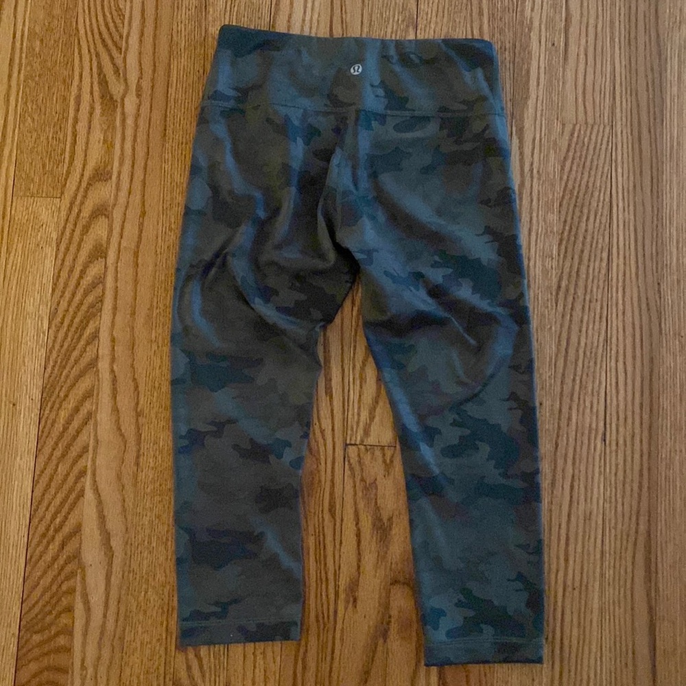 Lululemon Wunder Under Camo Crop - size 6